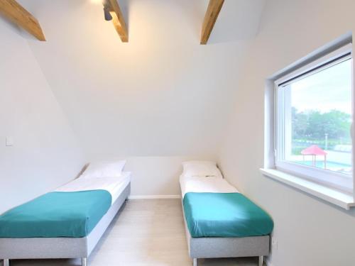 2 camas en una habitación con ventana en Luxury homes with the pools for 8 persons, en Rogowo