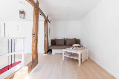 uma sala de estar com um sofá e uma mesa em Private Room with own bathroom em Burgwedel