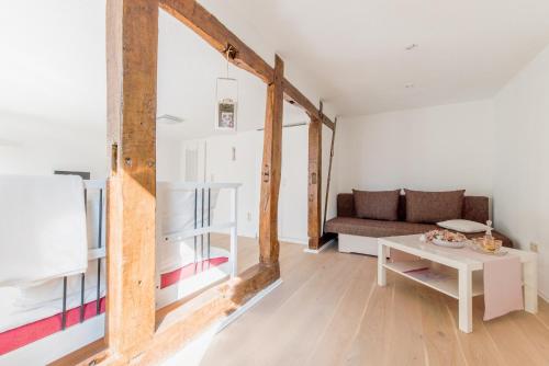 uma sala de estar com um sofá e um espelho em Private Room with own bathroom em Burgwedel