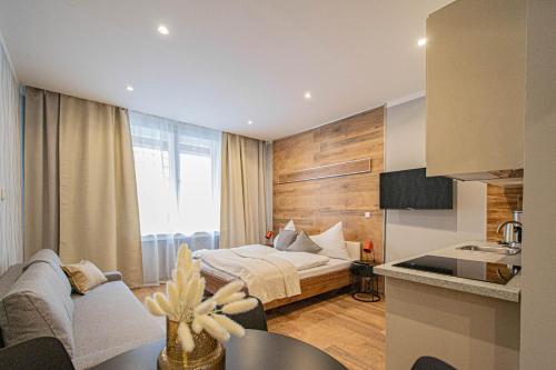 een hotelkamer met een bed en een keuken bij Cozy studio in the main city center in Praag