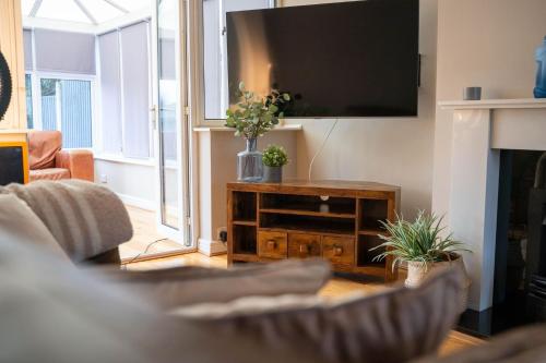 a living room with a tv and a fireplace at 3 BR House BHX HS2 Contractor Solihull FREE Parking in Sheldon