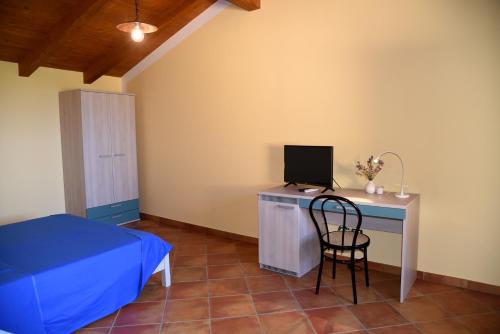 1 dormitorio con 1 cama y escritorio con ordenador en B&B Villa Del Regno en Centola