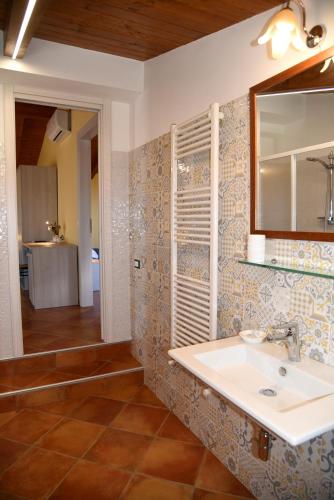 a bathroom with a sink and a mirror at B&B Villa Del Regno in Centola