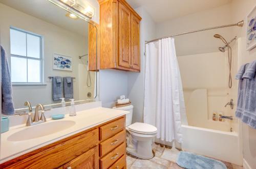 W łazience znajduje się umywalka, toaleta i prysznic. w obiekcie Lakefront Livingston Vacation Rental with Boat Dock! w mieście Livingston