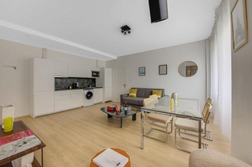 salon z kanapą i stołem w obiekcie Chic, central à deux pas de Beaugrenelle I w Paryżu