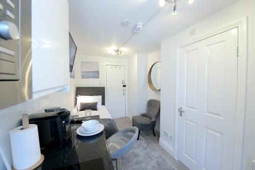 Posezení v ubytování Stylish Studios by Luxestays Shepherds Bush