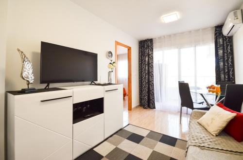 Schöne Wohnung mit Pool , Wi-Fi und privat Garage