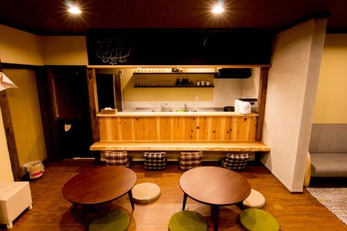 kuchnia z dwoma stołami i dwoma stołkami w obiekcie Hotel Lantern Gion w mieście Kioto