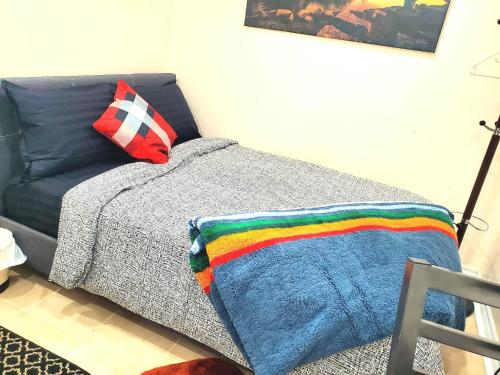 Säng eller sängar i ett rum på Cozy & Convenient Studio Apartment