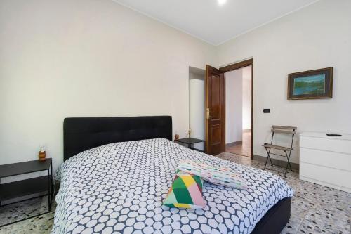 a bedroom with a bed with a colorful pillow on it at Wakesurfhouse in Sulzano