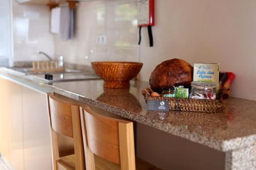 Canto da Areia的住宿－Casas Goulart，厨房柜台上放着一篮子的食物