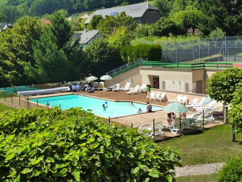 O vedere a piscinei de la sau din apropiere de Family Hotel