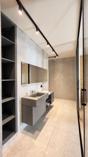 Ein Badezimmer in der Unterkunft OCEAN BLUE HOTEL & RESORT -Jbeil