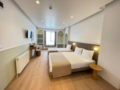 Arnavutköy的住宿－Meshk Airport Hotel，酒店客房设有两张床和窗户。