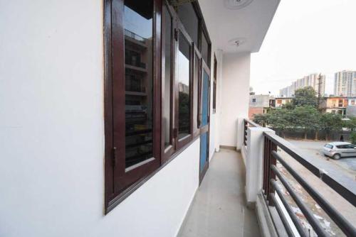 Un balcón o terraza de OYO Krishna Residency Inn Near Noida Sector 51 Metro Station
