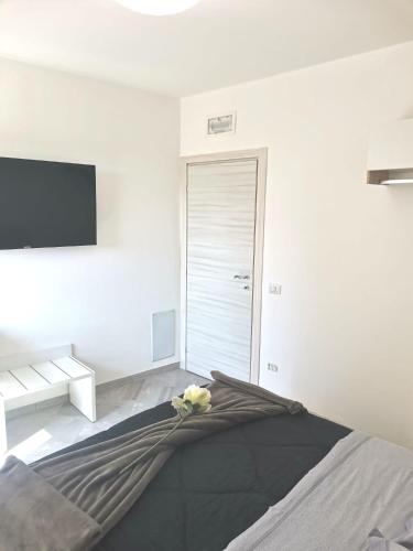 1 dormitorio con 1 cama y TV de pantalla plana en LONATE ROOM, en Lonate Ceppino