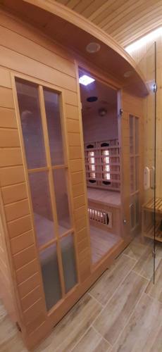 łazienka z dużymi szklanymi drzwiami w pokoju w obiekcie Santoczno Santohaus dom wakacyjny nr 5 w mieście Santoczno