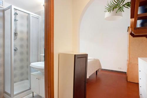 La salle de bains est pourvue de toilettes, d'un lavabo et d'une douche. dans l'établissement Appartamento Rita, à Levanto