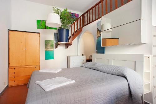 1 dormitorio con 1 cama y escalera en Appartamento Rita, en Levanto