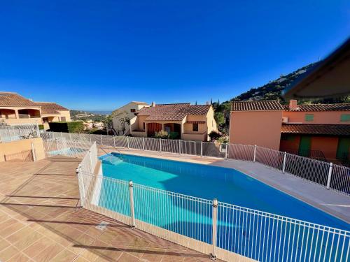 une clôture autour d'une piscine dans une maison dans l'établissement Appartement Les Lauriers, à Cavalaire-sur-Mer