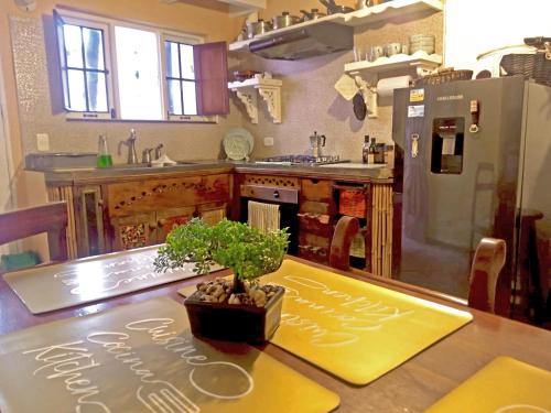 una cocina con una mesa con una maceta. en Laurel Candelaria Sweet Homes, en Bogotá