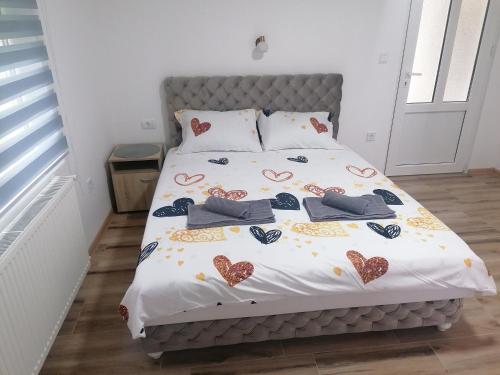 Ένα ή περισσότερα κρεβάτια σε δωμάτιο στο Apartmani Ružina staza
