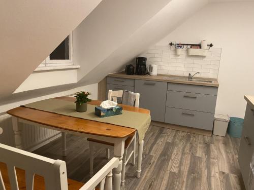cocina con mesa de madera y comedor en Apartment Heinrich Zille, en Grimma
