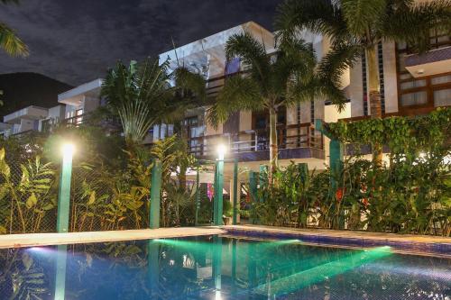 een zwembad voor een hotel 's nachts bij Alapage Toque Toque in Toque Toque Pequeno