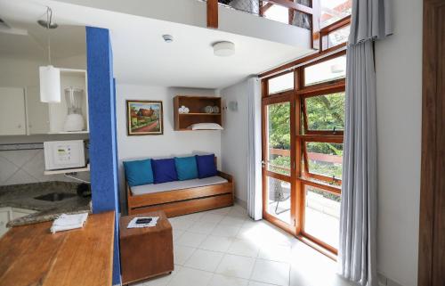 un soggiorno con divano e finestra di Alapage Toque Toque a Toque Toque Pequeno