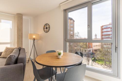 a living room with a table and a couch at INSIDEHOME Ciudad de Valladolid in Valladolid