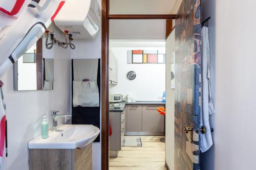 マリーナ・ディ・カッラーラにあるLa Casina al mare vista pinetaの小さなバスルーム(シンク付)、キッチンが備わります。