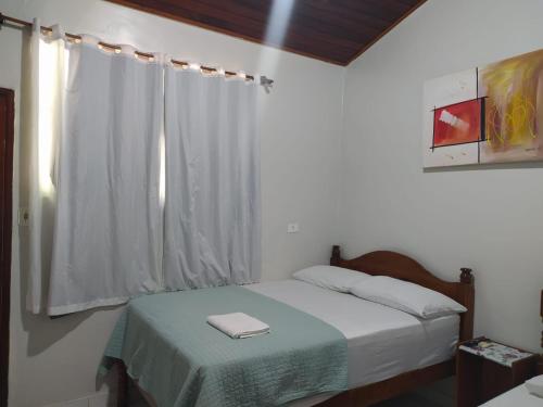 Habitación pequeña con cama y ventana en Engenheiros Hotel - Porto Velho en Porto Velho