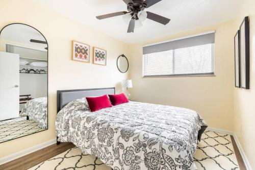 1 dormitorio con 1 cama y ventilador de techo en King & Queen Memory foam beds! 2-4c Georgetown Villas, en Fairview Park