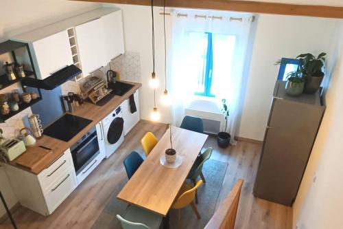 une cuisine avec une table et des chaises dans une pièce dans l'établissement Loft en centre ville, à Perpignan