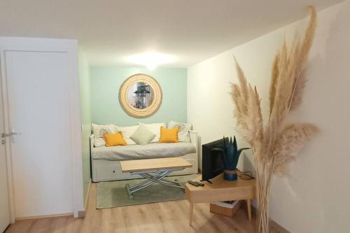 Cette chambre comprend un lit et une table avec une télévision. dans l'établissement Loft en centre ville, à Perpignan