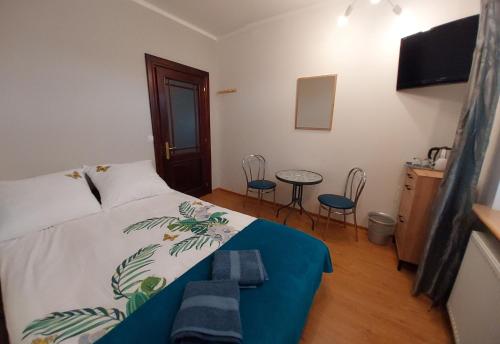 1 dormitorio con 1 cama, mesa y sillas en DIONIZY, en Kosakowo