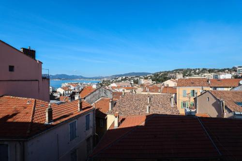 - une vue sur une ville avec des toits et l'eau dans l'établissement IMMOGROOM - Bright and Cosy - SUQUET - next to the beaches - AC, à Cannes