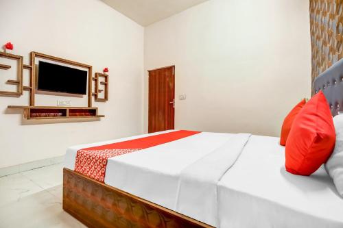 1 dormitorio con 1 cama grande y TV en Flagship Hotel 3k Inn, en Ludhiana