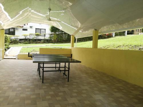 una mesa de ping pong bajo una tienda blanca en Casa en Condominio Campestre en Tocaima, en Jerusalén