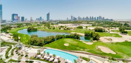 Výhled na bazén z ubytování Vida Residences - The Hills, Emirates Golf Club nebo okolí