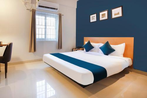 Ένα ή περισσότερα κρεβάτια σε δωμάτιο στο OYO SilverKey Khajaguda