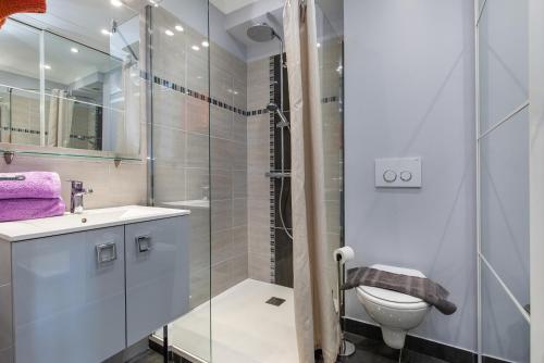 une salle de bain avec une douche, des toilettes et un lavabo dans l'établissement Love to Love village naturiste Port Nature, au Cap d'Agde