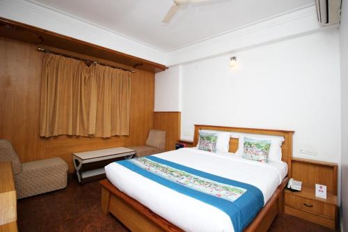 Ένα ή περισσότερα κρεβάτια σε δωμάτιο στο Mahendra Hotel