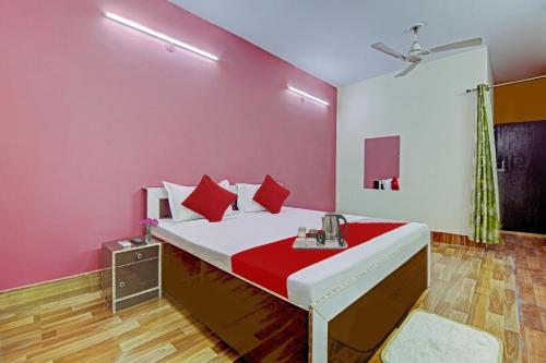 Ein Bett oder Betten in einem Zimmer der Unterkunft Saffron Guest house Durgapuri