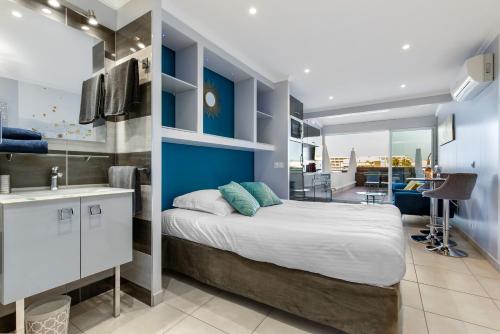 une chambre avec un grand lit et une salle de bain dans l'établissement Easy love village naturiste, au Cap d'Agde