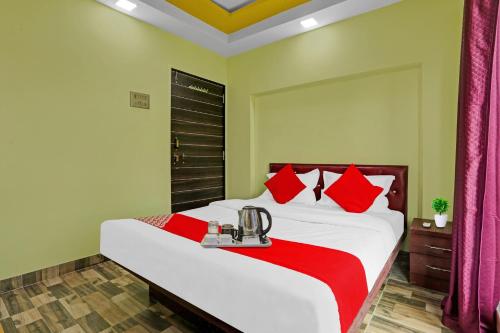מיטה או מיטות בחדר ב-Om Sai Ram Residency