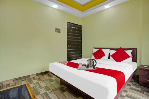 1 dormitorio con 1 cama grande con almohadas rojas en Om Sai Ram Residency, en Bombay