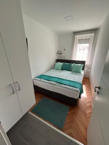 - une petite chambre avec un lit et une fenêtre dans l'établissement GabEnd’i Apartman, à Eger