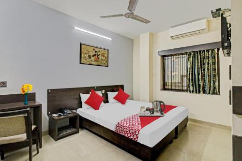 Habitación de hotel con cama y escritorio en Super OYO Flagship Hotel Diva Inn en Nagpur