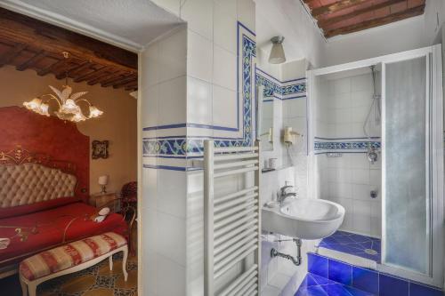 łazienka z umywalką, toaletą i wanną w obiekcie Antica Residenza Santa Chiara -City Center w Lukce